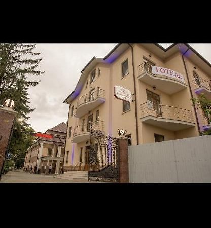 Готель Баронський Двір Cernăuți Exterior foto