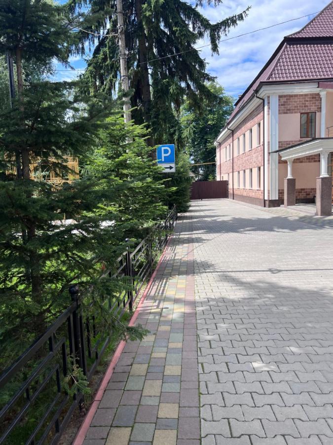 Готель Баронський Двір Cernăuți Exterior foto