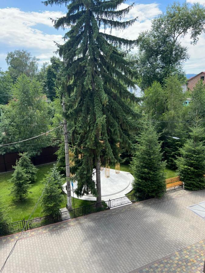 Готель Баронський Двір Cernăuți Exterior foto