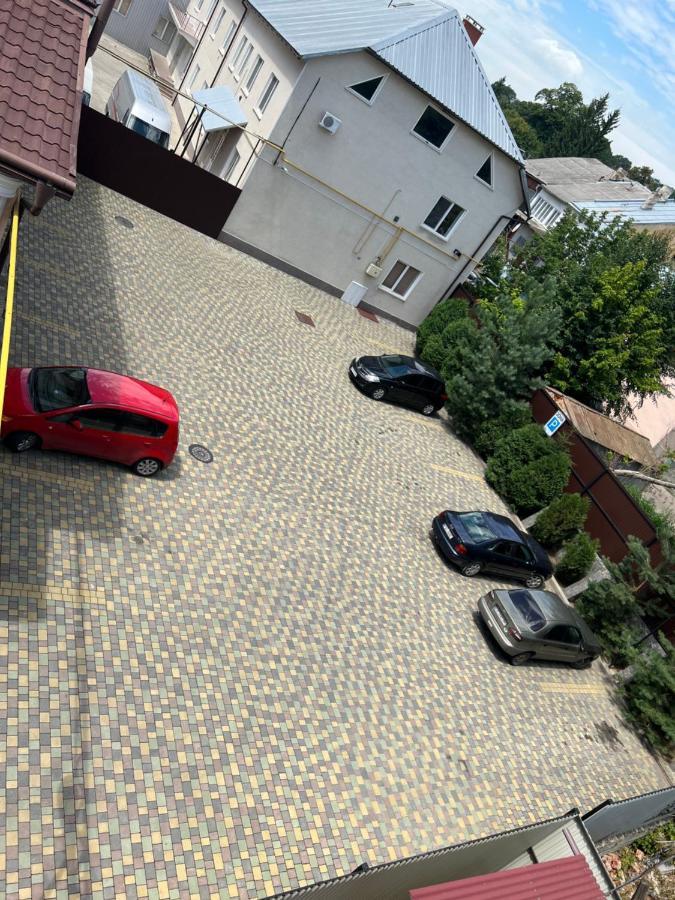 Готель Баронський Двір Cernăuți Exterior foto