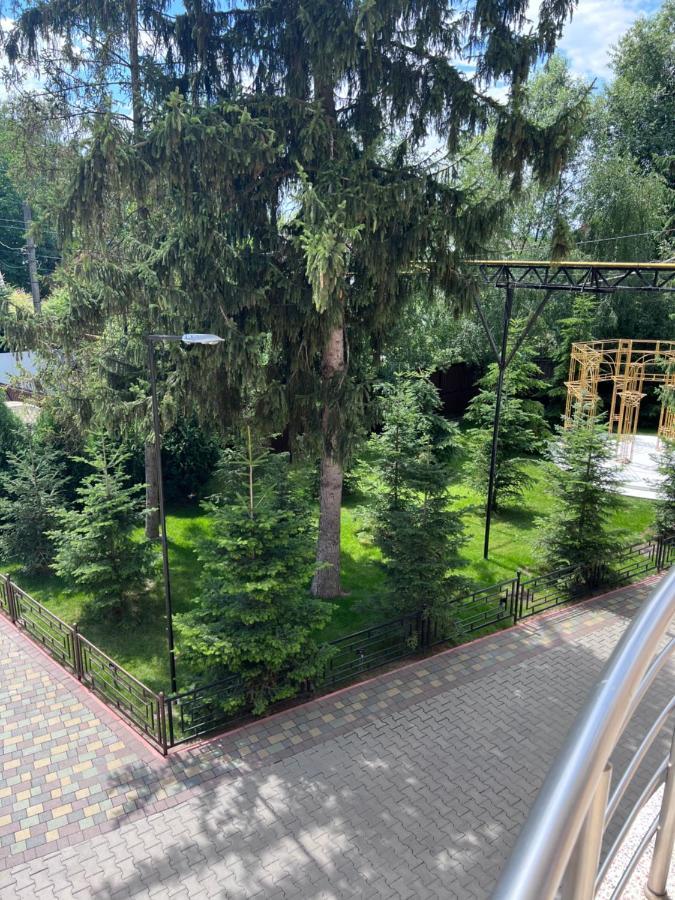 Готель Баронський Двір Cernăuți Exterior foto