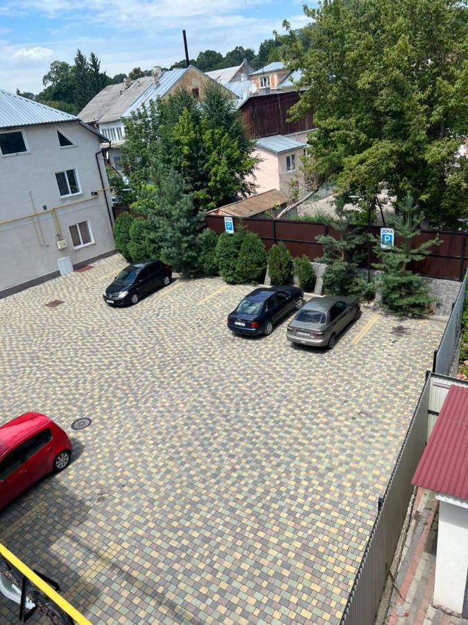 Готель Баронський Двір Cernăuți Exterior foto