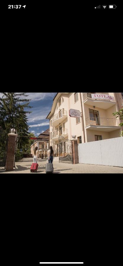 Готель Баронський Двір Cernăuți Exterior foto