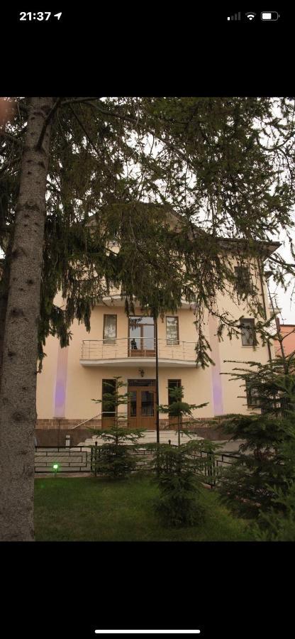 Готель Баронський Двір Cernăuți Exterior foto