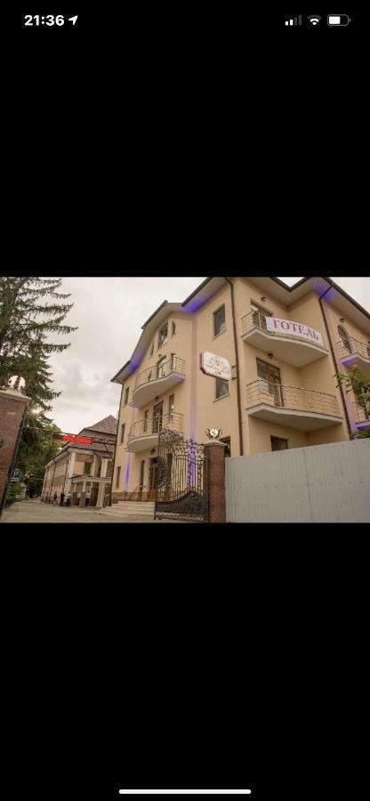 Готель Баронський Двір Cernăuți Exterior foto