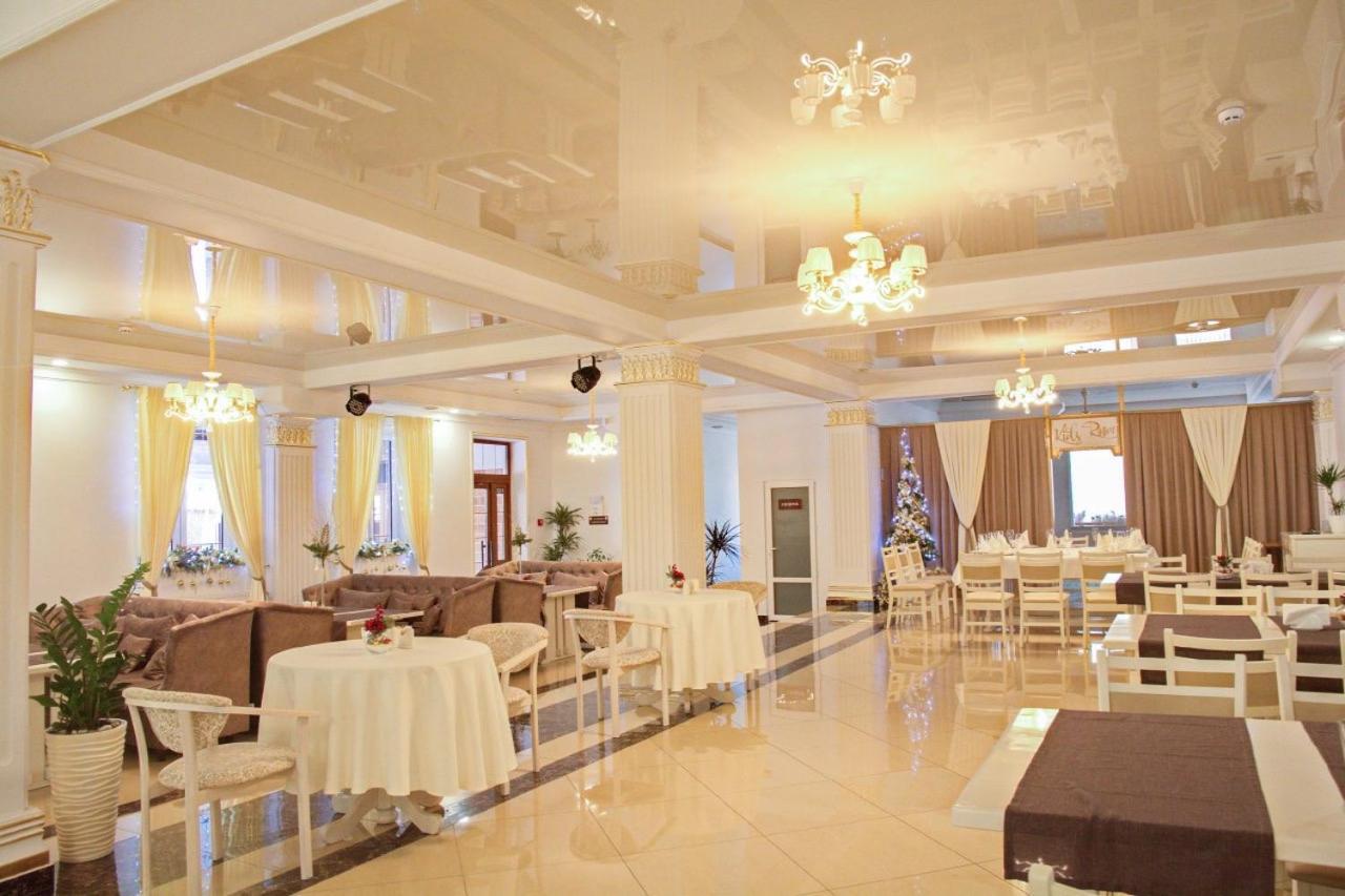 Готель Баронський Двір Cernăuți Exterior foto